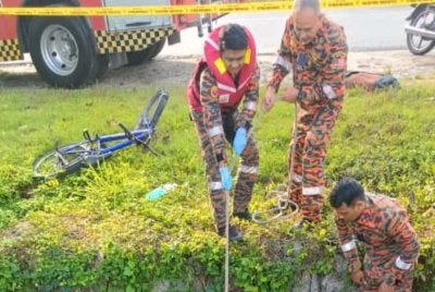 Pasukan bomba menjalankan operasi mengeluarkan mayat seorang lelaki yang ditemui lemas dalam sungai menggunakan pengusung dan tali sebelum dibawa naik ke tebing. - Foto JBPM Perak
