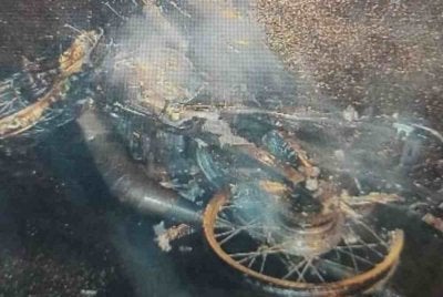 Motosikal mangsa yang terbakar sejurus kemalangan di hadapan stesen minyak di Kok Lanas, awal pagi Isnin. Foto: Bomba