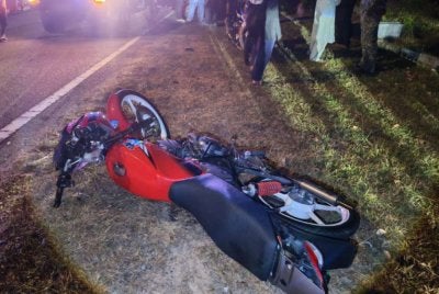 Motosikal mangsa terlibat dalam nahas di Jalan Padang Kemunting, Masjid Tanah, Melaka.- Foto PDRM
