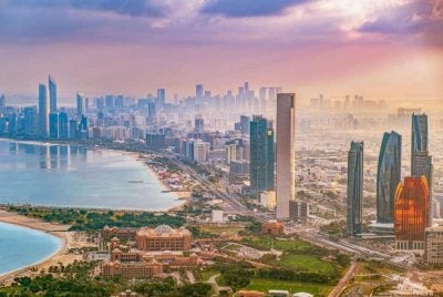 Hotel lima bintang di Abu Dhabi pula menurunkan harga kira-kira separuh hingga dua pertiga berkuat kuasa sepanjang April.