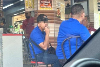 Tular di media sosial dakwaan seorang kakitangan KKM merokok di sebuah restoran di Rawang. Foto sumber media sosial