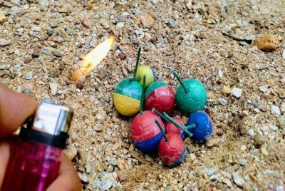Letupan mercun bola itu mencederakan enam individu berusia antara 11 hingga 20 tahun yang berada berhampiran lokasi kejadian. 
