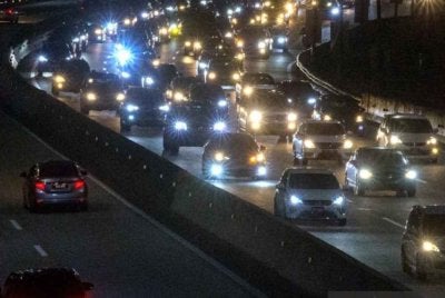Aliran trafik di lebuh raya utama negara sesak malam ini berikutan peningkatan mendadak jumlah kenderaan warga kota selepas menyambut Aidilfitri.