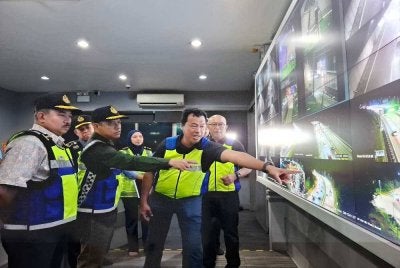 Aedy Fadly (dua dari kiri) meneliti paparan rakaman kamera litar tertutup aliran trafik Lebuh Raya Utara Selatan di Pusat Kawalan Menora, Ipoh sempena Pemantauan Operasi Khas Hari Raya Aidilfitri 2026.