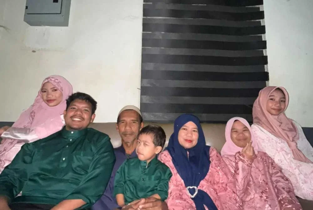 Nurdini Tasnim (dua dari kanan) dapat menyambut Aidilfitri bersama keluarga di rumah.