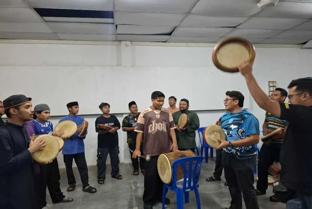 Penggunaan kompang jidor sebagai pelengkap bunyi menjadikan alunan muzik mereka lebih bertenaga dan menarik perhatian penonton.