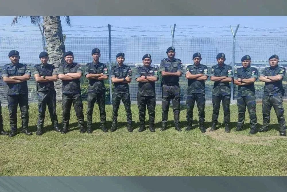 Sebahagian pegawai dan anggota yang bertugas di Pos Bukit Tinjau PGA, Lapangan Terbang Antarabangsa Kuala Lumpur.