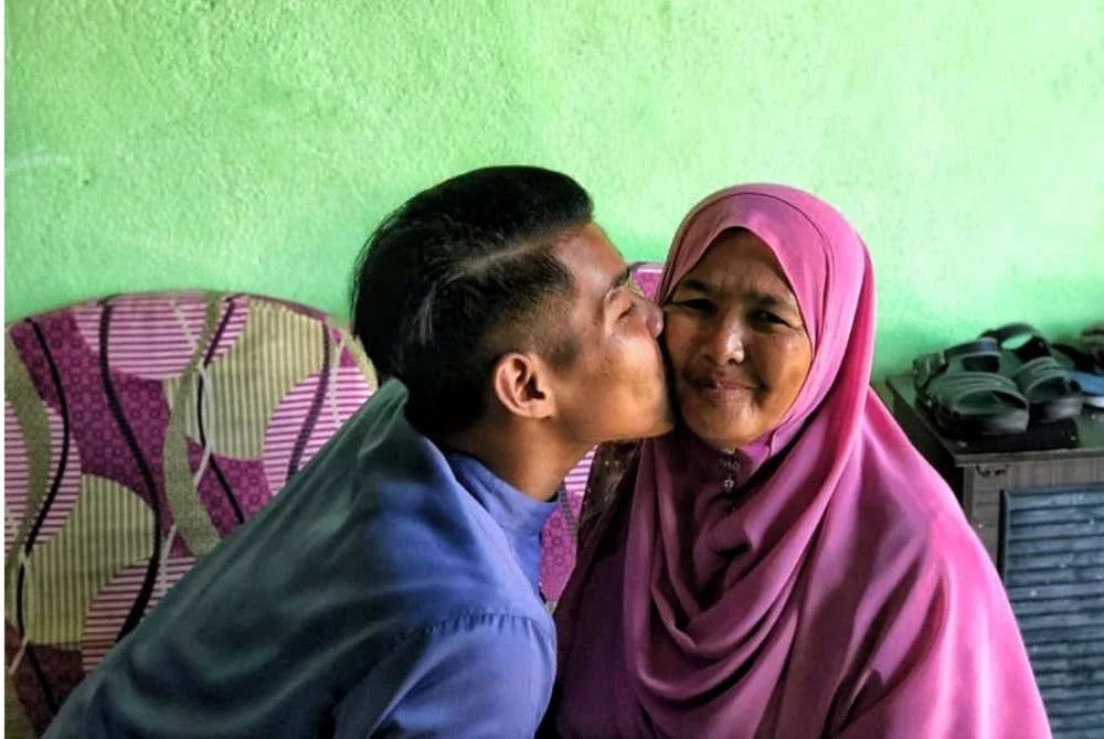 Gambar kenangan Syazwa yang mencium ibunya pada sambutan Aidilfitri tahun lalu.