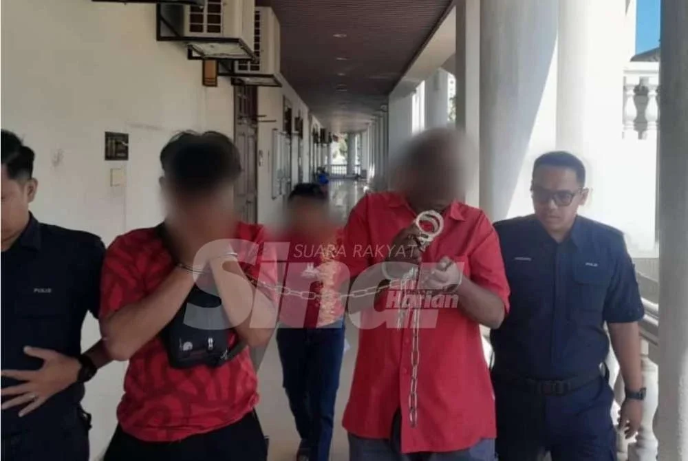Suspek lelaki (kanan) dan suspek wanita (belakang) direman tiga hari untuk membantu siasatan.