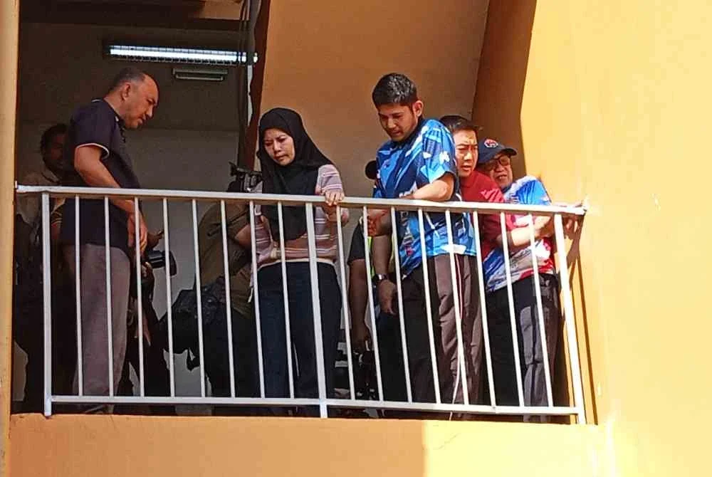 Mohd Jafni (kiri) meninjau kerja-kerja baik pulih jeriji PPR Desa Mutiara, Johor Bahru, bagi memastikan keselamatan penghuni terjamin.