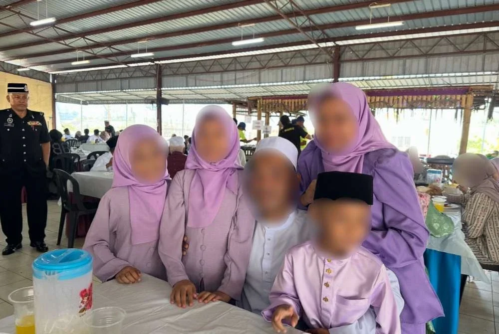 Rafiq (tengah) yang meraikan Aidilfitri bersama anak-anaknya. - Foto Sinar Harian/Adila Sharinni Wahid