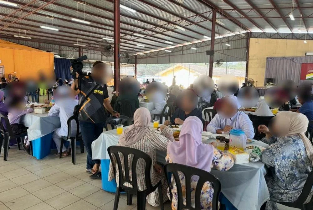 Ahli keluarga yang hadir menyambut Aidilfitri bersama orang diselia. - Foto Sinar Harian/Adila Sharinni Wahid