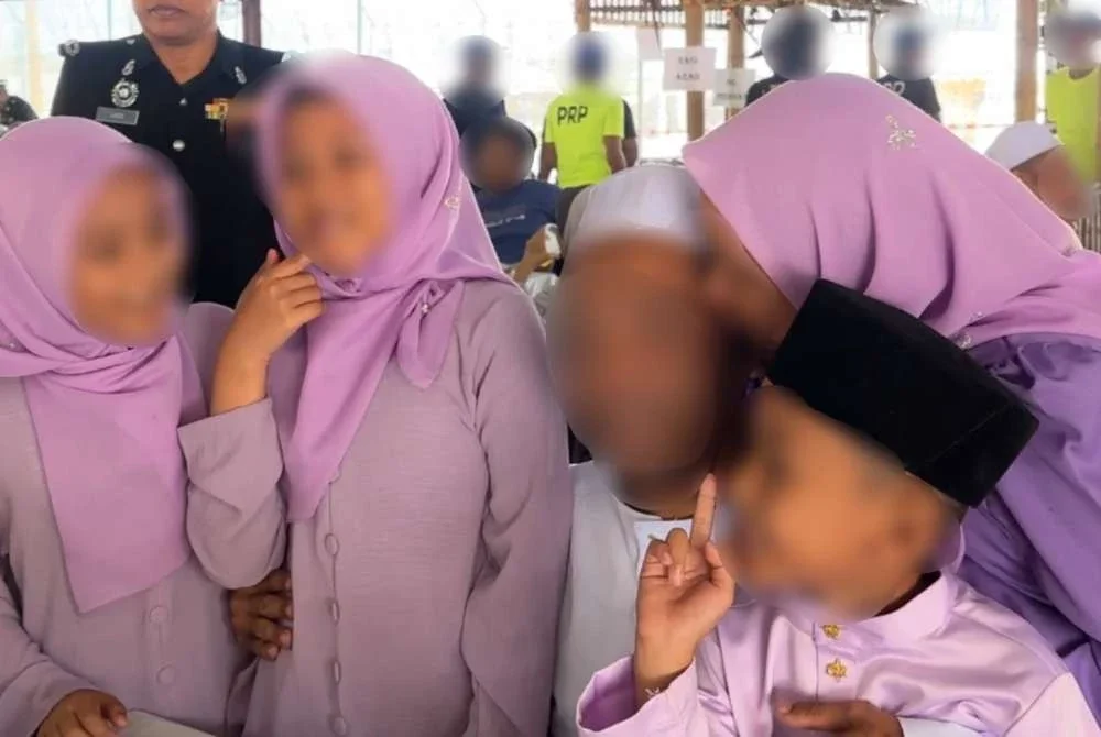 Rafiq (tengah) dipeluk anak-anaknya. - Foto Sinar Harian/Adila Sharinni Wahid