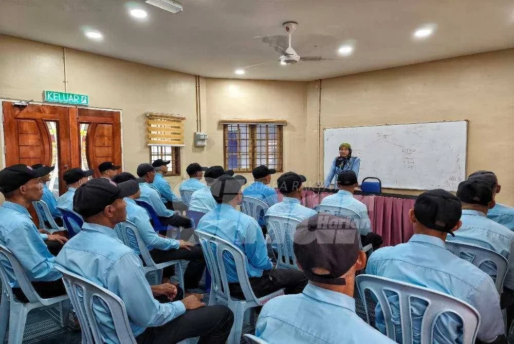 Pengarah PUSPEN Gambang, Siti Rugayah Ismail turut bersama dengan penghuni atau dipanggil klient pada sesi kaunseling di pusat itu. Foto Sinar Harian.