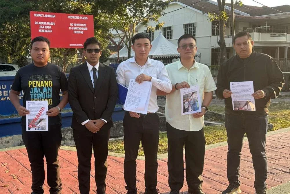 Zheng Han (tengah) menunjukkan laporan polis yang dibuat di IPDSPT.