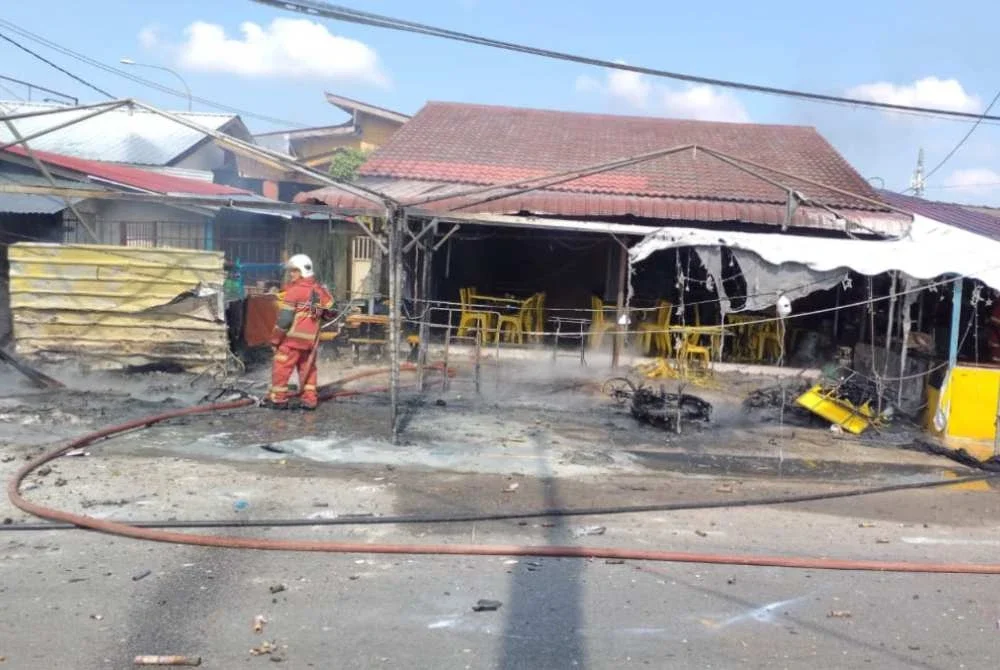 Khemah jualan mercun terbakar tinggal kerangka. - Foto Bomba