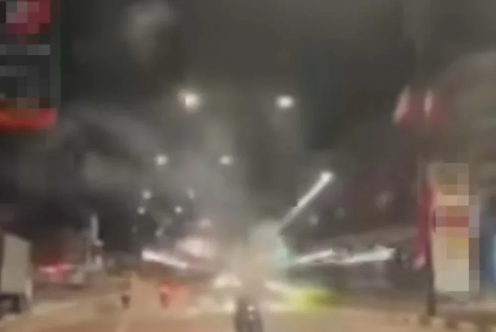 Penunggang RXZ dirakam bakar mercun sambil menunggang di Jalan Johor Bahru–Seremban. - Foto tular