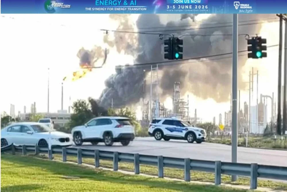 Kepulan asap menjulang selepas letupan besar dilaporkan pada petang Isnin di kilang penapisan minyak di bandar Port Arthur, Texas, Amerika Syarikat.