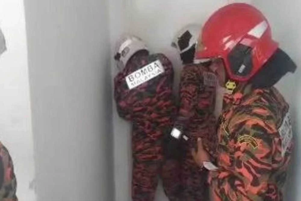 Pasukan keselamatan berjaya membuka pintu yang berkunci dan menemukan seorang lelaki telah meninggal dunia 