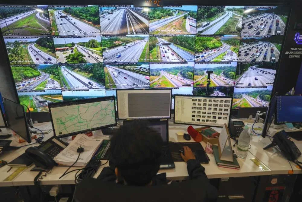 Petugas LLM memantau paparan skrin bagi memastikan kelancaran aliran trafik di semua lebuh raya seluruh negara yang menuju ke arah Lembah Klang selepas sambutan Aidilfitri ketika tinjauan di Pusat Kawalan Trafik LLM pada Selasa. Foto Bernama