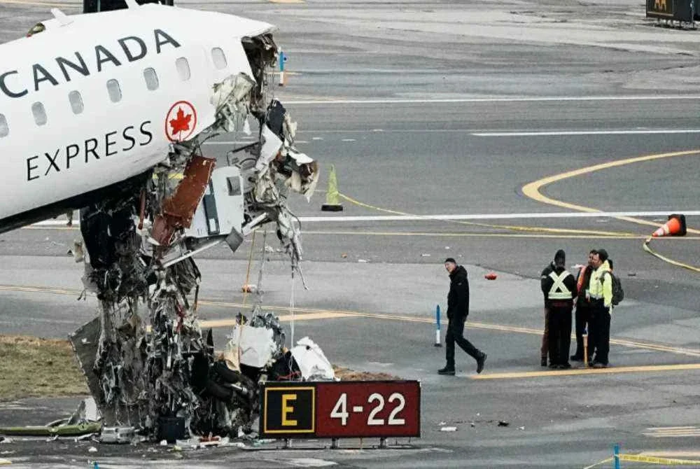 Seorang pramugari Air Canada ditemui masih hidup selepas kerusinya tercampak keluar melalui lantai pesawat.