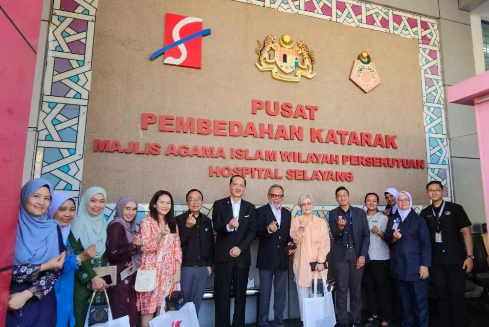 Barisan kepimpinan Mah Sing Foundation bersama pasukan Pusat Pembedahan Katarak MAIWP – Hospital Selayang sempena pemeteraian kerjasama bagi memperluas akses pembedahan katarak kepada pesakit B40 di seluruh negara.