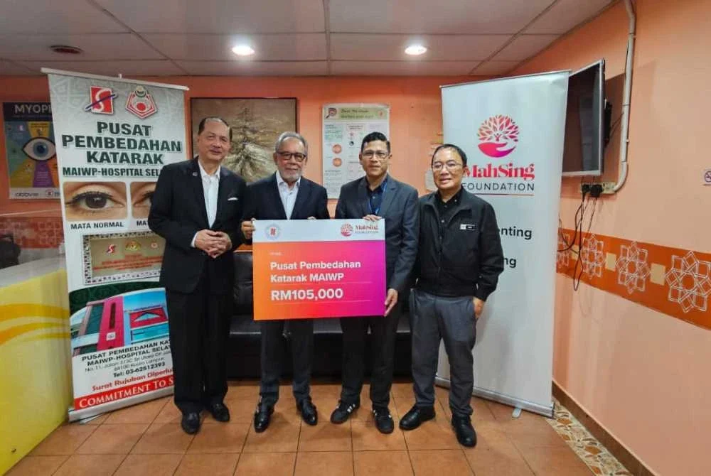 Syed Norulzaman (dua dari kiri) dan Dr Mohd Fadzli (tiga dari kiri) semasa majlis pemeteraian kerjasama antara Mah Sing Foundation dan Pusat Pembedahan Katarak MAIWP – Hospital Selayang. Turut kelihatan Dr Noor Hisham (kiri) dan Dr Mohamad Aziz Salowi (kanan).
