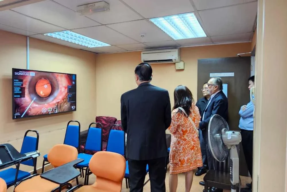 Delegasi Mah Sing Foundation menyaksikan siaran langsung pembedahan katarak di Pusat Pembedahan Katarak MAIWP – Hospital Selayang, bagi melihat sendiri proses rawatan pesakit secara menyeluruh, daripada konsultasi hingga pemulihan selepas pembedahan.