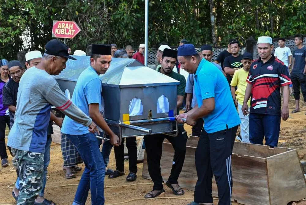Suasana pilu menyelubungi apabila jenazah tiga beranak yang maut dalam kemalangan di KM 59, Jalan Jerangau-Jabor di Felda Jerangau dekat Dungun, dibawa ke Tanah Perkuburan Islam Kampung Sungai Tong, Setiu untuk dikebumikan. Foto Bernama