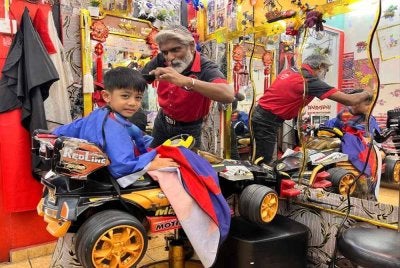Sivarajah menggunakan kepakaran yang ada untuk menggunting rambut Nik Muammar yang menghidap autisme.