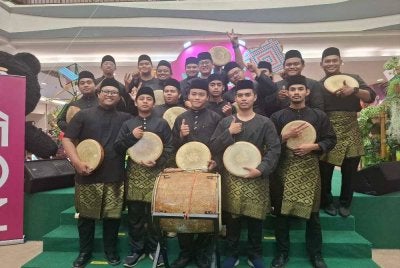 Kumpulan Kompang Klebang Selatan bergerak aktif dengan menerima jemputan persembahan di pelbagai acara termasuk majlis perkahwinan, sambutan Maulidur Rasul serta persembahan pentas sepanjang Ramadan di pusat beli-belah.