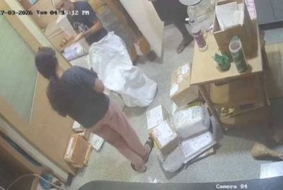 Tangkap layar CCTV memaparkan kejadian itu turut menjadi tular. - FOTO: Agensi