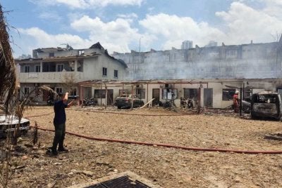 Keadaan kediaman penduduk yang musnah selepas insiden kebakaran paip gas di Putra Heights.
