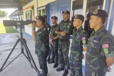 Asisten Superintenden Polis Ajutan Batalion 19 Pasukan Gerakan Am, Muhammad Fakhrurazi Daud (kiri) memantau pergerakan di kawasan sekitar KLIA bersama anggota bertugas.