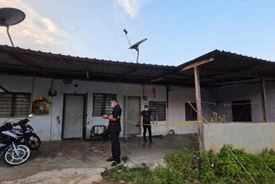 Polis menemui mayat ibu dan anak di sebuah rumah di Bedong, Sungai Petani yang meninggal lebih 48 jam.
