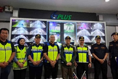 Aedy Fadly (empat dari kanan) ketika meninjau bilik operasi rakaman kamera litar tertutup aliran trafik Lebuh Raya Utara Selatan di Pusat Kawalan Menora, Ipoh sempena Pemantauan Operasi Khas Hari Raya Aidilfitri 2026.