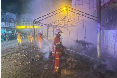 Kebakaran melibatkan sebuah gerai jualan bunga api yang berlaku di Taman Pekaka pada tengah malam Ahad lalu.