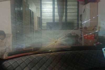 Keadaan cermin keretaRashidi selapas terkena bunga api sesat dalam kejadian di Jambatan Angkat, Kuala Terengganu pada malam Jumaat lalu. 