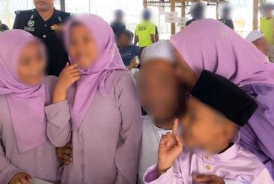 Rafiq (tengah) dipeluk anak-anaknya. - Foto Sinar Harian/Adila Sharinni Wahid