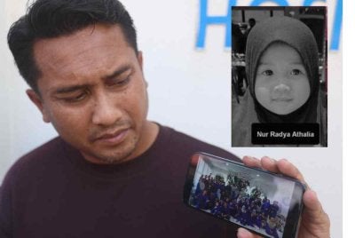 Mohd Tarmizi Said, 42, menunjukkan gambar keluarga. Gambar kecil: Nur Radya Athalia