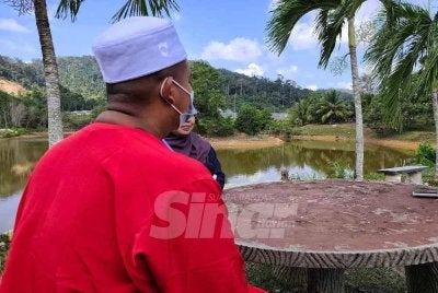 Along berkongsi sejarah hitam yang dilalui sehingga dihantar ke PUSPEN Gambang. Foto Sinar Harian.