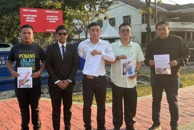 Zheng Han (tengah) menunjukkan laporan polis yang dibuat di IPDSPT.