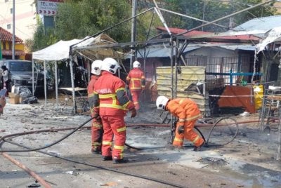 Anggota bomba bertungkus-lumus memadam kebakaran. - Foto Bomba