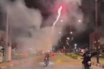 Penunggang RXZ dirakam bakar mercun sambil menunggang di Jalan Johor Bahru–Seremban. - Foto tular
