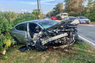 Keadaan kereta yang dipandu lelaki warga emas selepas kemalangan dengan sebuah lagi kereta di Kilometer 85, Jalan Kuantan-Segamat pada Isnin. - FOTO: Polis Pekan