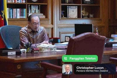 Anwar semasa perbualan telefon dengan Perdana Menteri New Zealand, Christopher Luxon. Foto FB Anwar Ibrahim