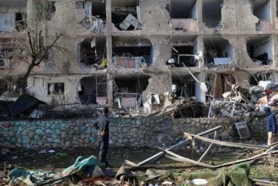 Struktur di bandar Dimona di selatan Israel yang musnah dibedil Iran pada akhir minggu lalu. - Foto Agensi