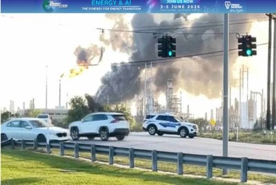 Kepulan asap menjulang selepas letupan besar dilaporkan pada petang Isnin di kilang penapisan minyak di bandar Port Arthur, Texas, Amerika Syarikat.