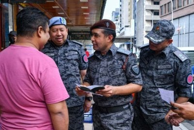 Lokman (dua dari kanan) ketika mengetuai inspektorat penguatkuasaan sebagai langkah pemantauan warga asing di lokasi tumpuan di ibu negara. Foto JIM