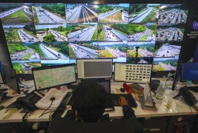 Petugas LLM memantau paparan skrin bagi memastikan kelancaran aliran trafik di semua lebuh raya seluruh negara yang menuju ke arah Lembah Klang selepas sambutan Aidilfitri ketika tinjauan di Pusat Kawalan Trafik LLM pada Selasa. Foto Bernama